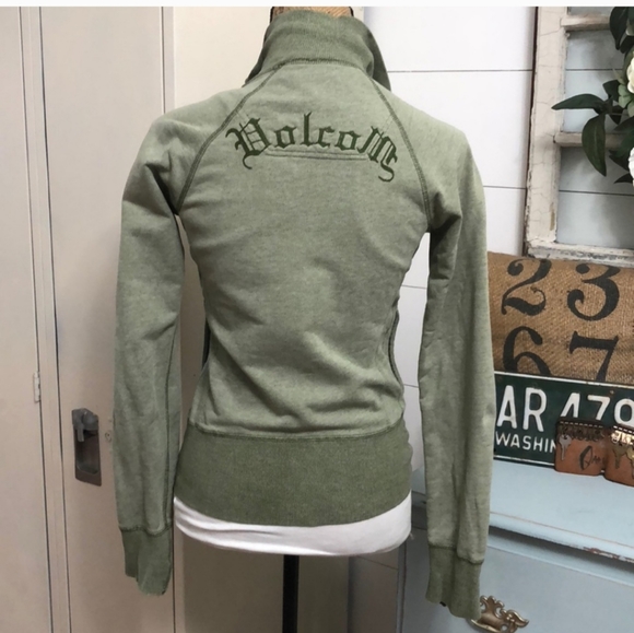 ISO Volcom zip up sweater size XS or S - Picture 2 of 2